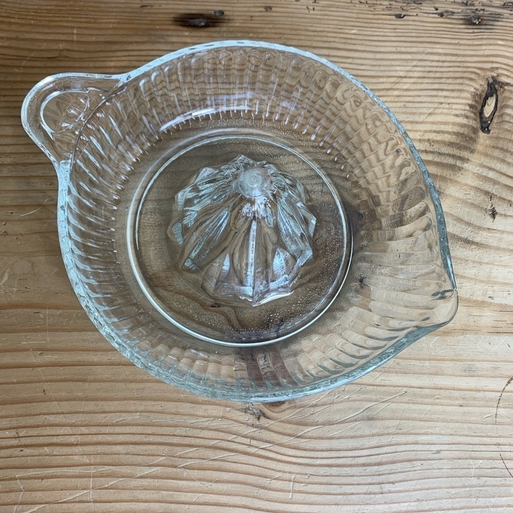VINTAGE GLASS CITRUS JUICER